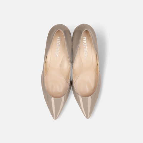 10% OFF: 2024SS: iCoN COLORS: Pointed toe enamel pumps (C76531) Greige E