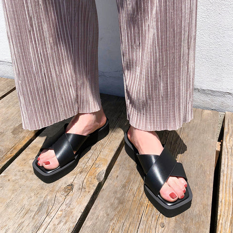 限定特価3,490円：【ユニセックス】厚底 プラットフォーム クロス サンダル（m10bn07）ブラック/mamian（マミアン）